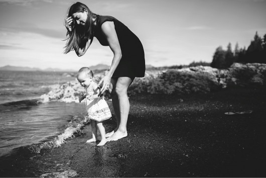 Laura Kinunen and her daughter on the beach. (Photo courtesy Laura Kinunen)