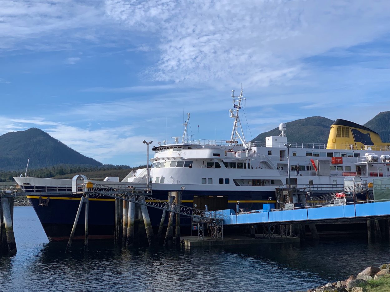 Des véhicules chargent sur le Malaspina lors du dernier trajet du traversier vers Prince Rupert.