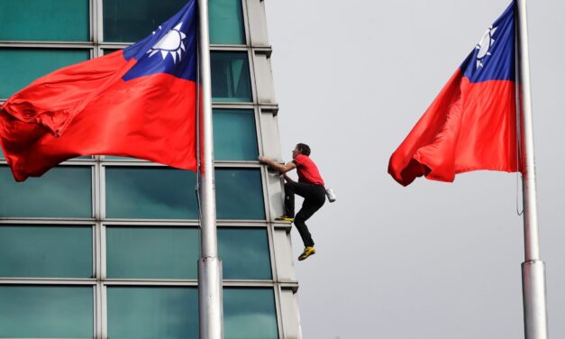 U.S. rock climber Alex Honnold reaches top of Taipei 101 skyscraper without ropes