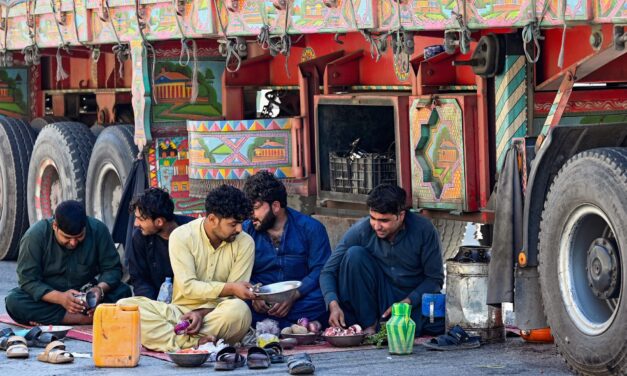 Pakistan-Afghanistan border closures paralyze trade along a key route