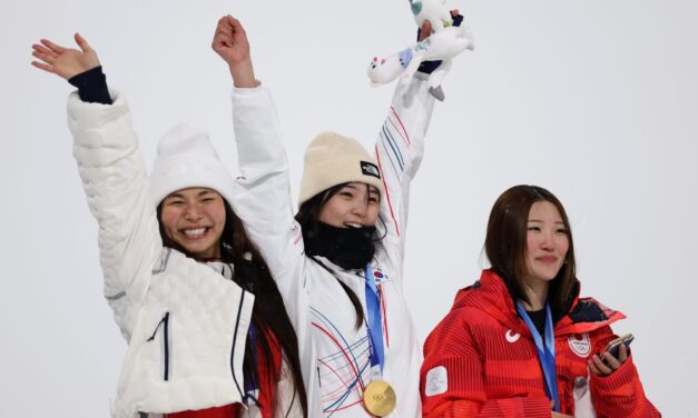 Winter Olympic shocker: American Chloe Kim falls short of halfpipe gold three-peat