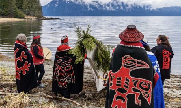 Petersburg unveils kéet yaakw with traditional canoe blessing at Sandy Beach