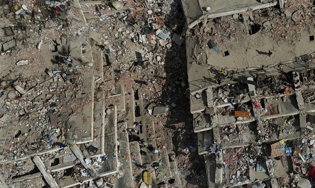 “If you are alive, make any noise”: Venezuela searches rubble on day four